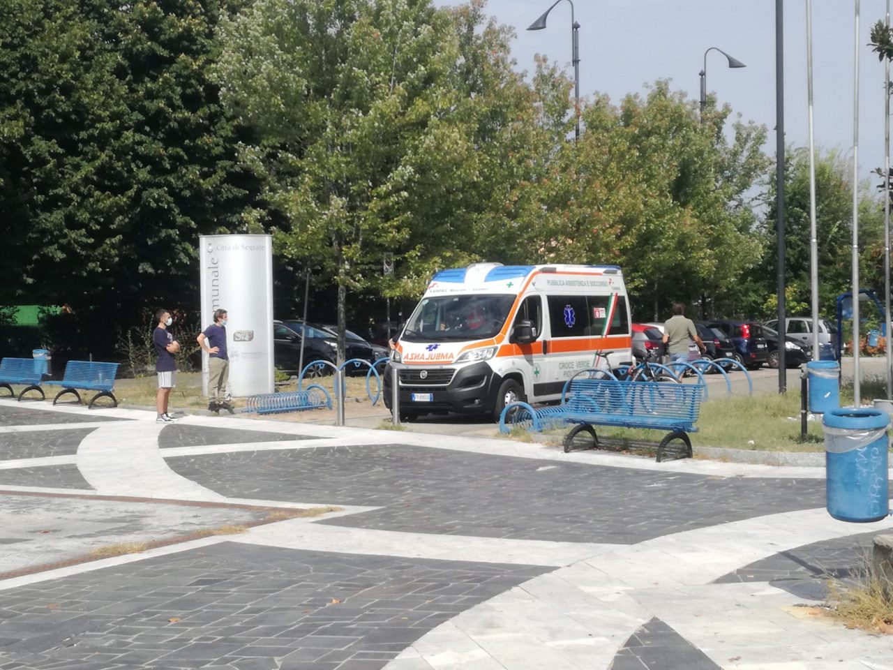 Malore in piscina,  una 15enne soccorsa dall’ambulanza