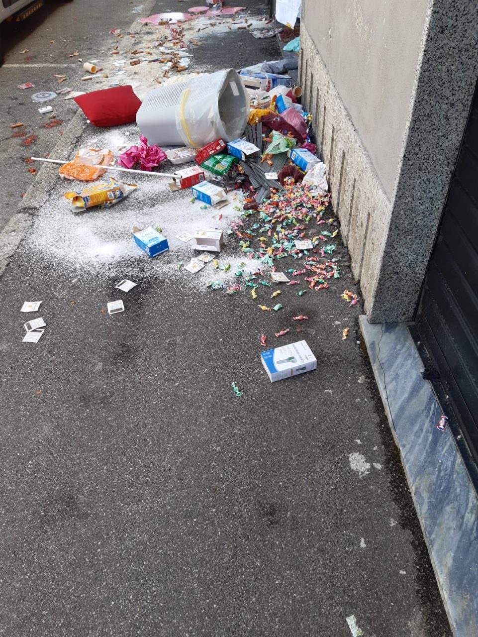 Donna dà in escandescenze e getta tutto sul marciapiede a Bellinzago