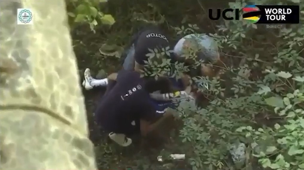 Giallo sull’oggetto che il ds Davide Bramati ha sottratto al ciclista Evenepoel al Lombardia