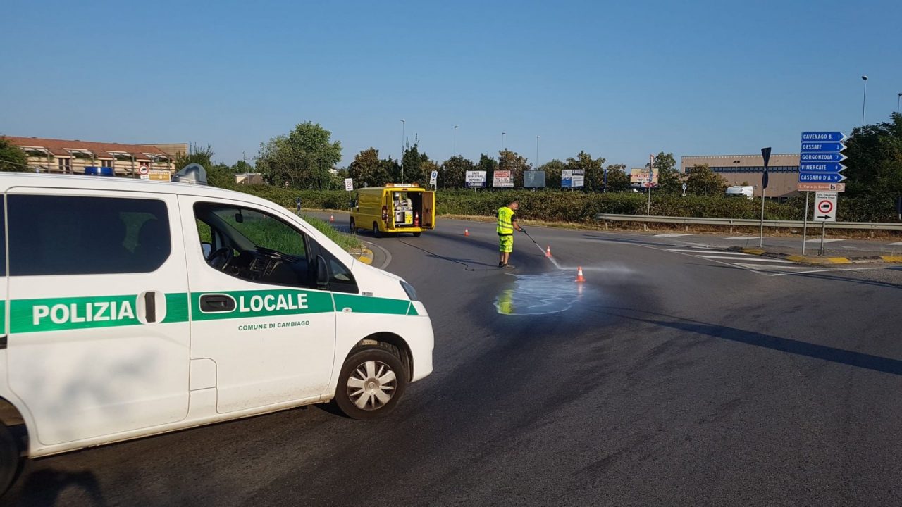 Scia di olio sulla strada: pericolo incidenti evitato