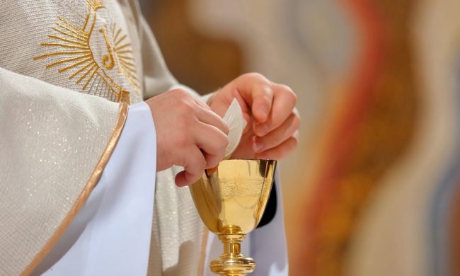 Stop al distanziamento a Messa per chi vive insieme o ha vita sociale in comune