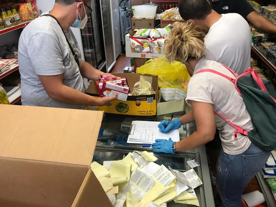 Merce scaduta e non etichettata: maxi multa per il minimarket