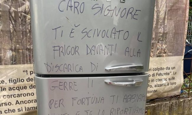 Abbandona frigorifero davanti alla discarica, il sindaco glielo riporta a casa (con dedica e multa)