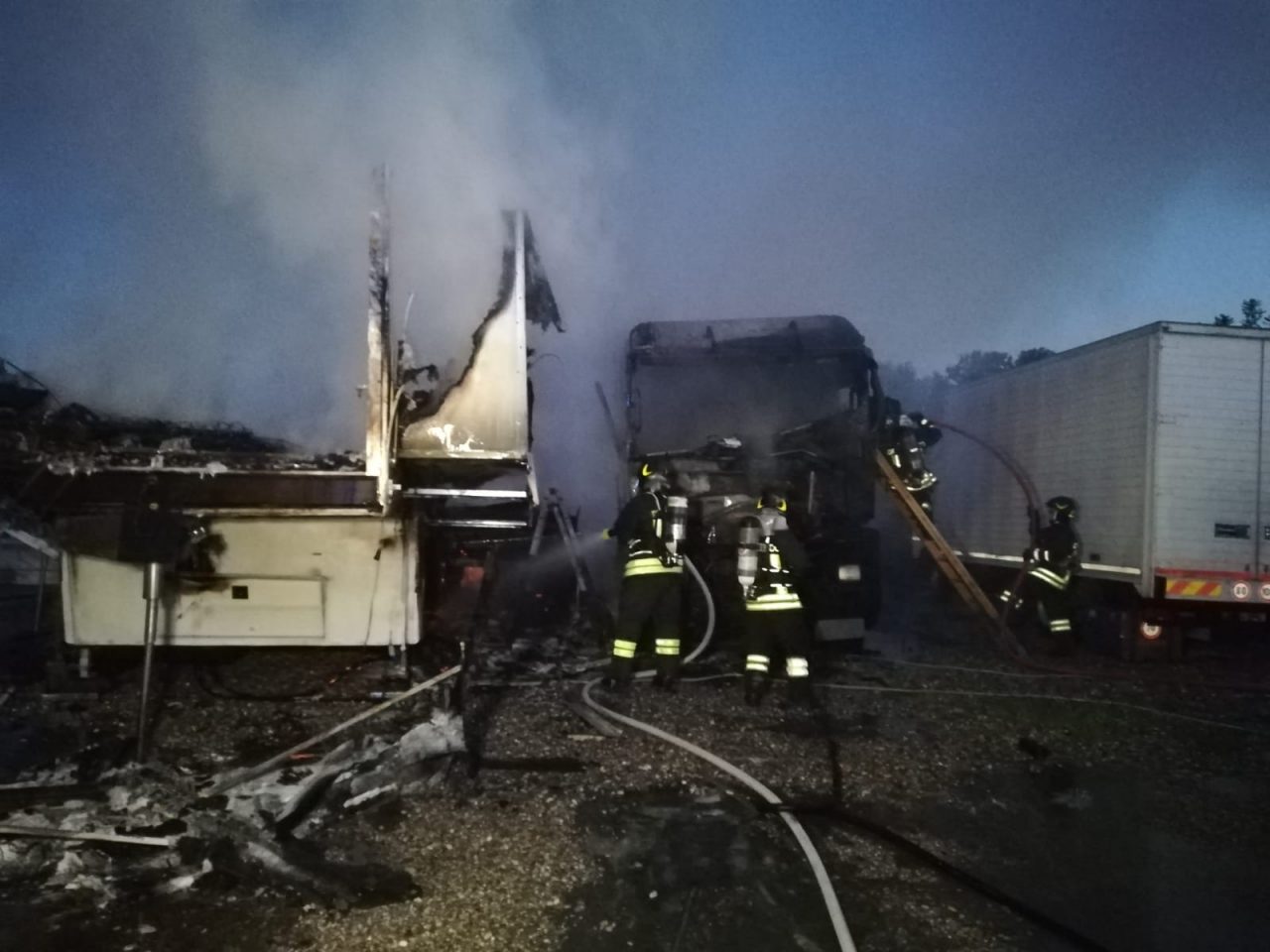 Incendio a Brugherio, a fuoco camper e camion. Le fiamme lambiscono la Tangenziale