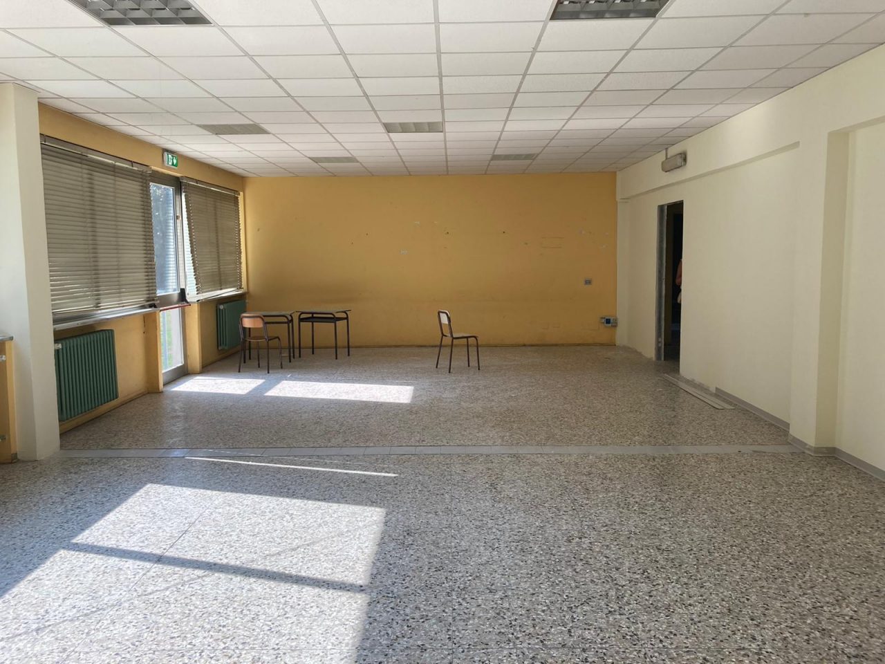 Aule ingrandite per il distanziamento Covid. “Ma ora bastano le mascherine”