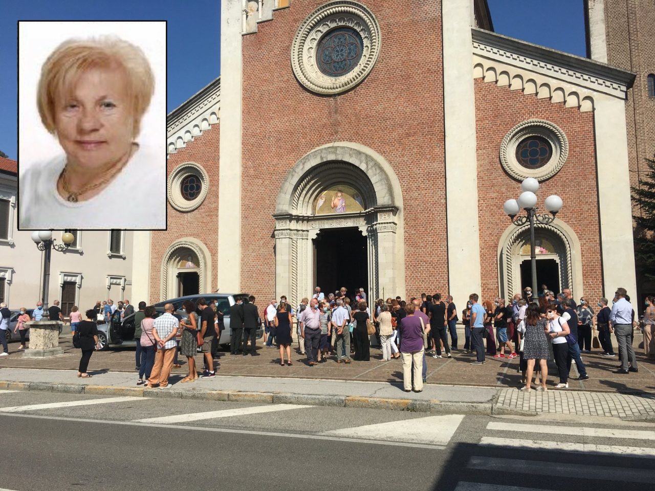 Chiesa gremita per i funerali della 72enne morta in vacanza