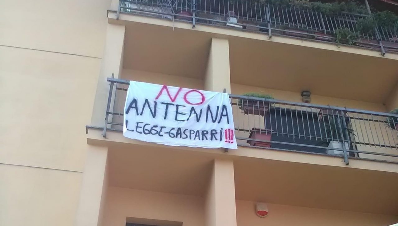 “No all’antenna 5G davanti a casa”, la protesta si sposta sui balconi