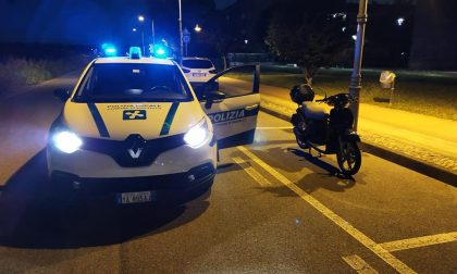 Con il motorino rubato tra le vie di Pioltello come fosse una pista: messi in fuga dalla Locale