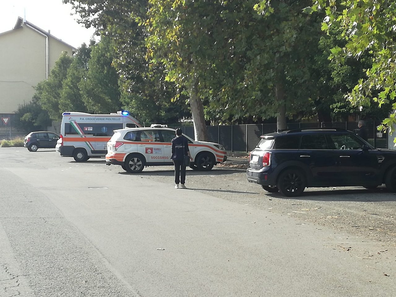 Parcheggia l’auto e si accascia al suolo, 47enne in ospedale in codice rosso