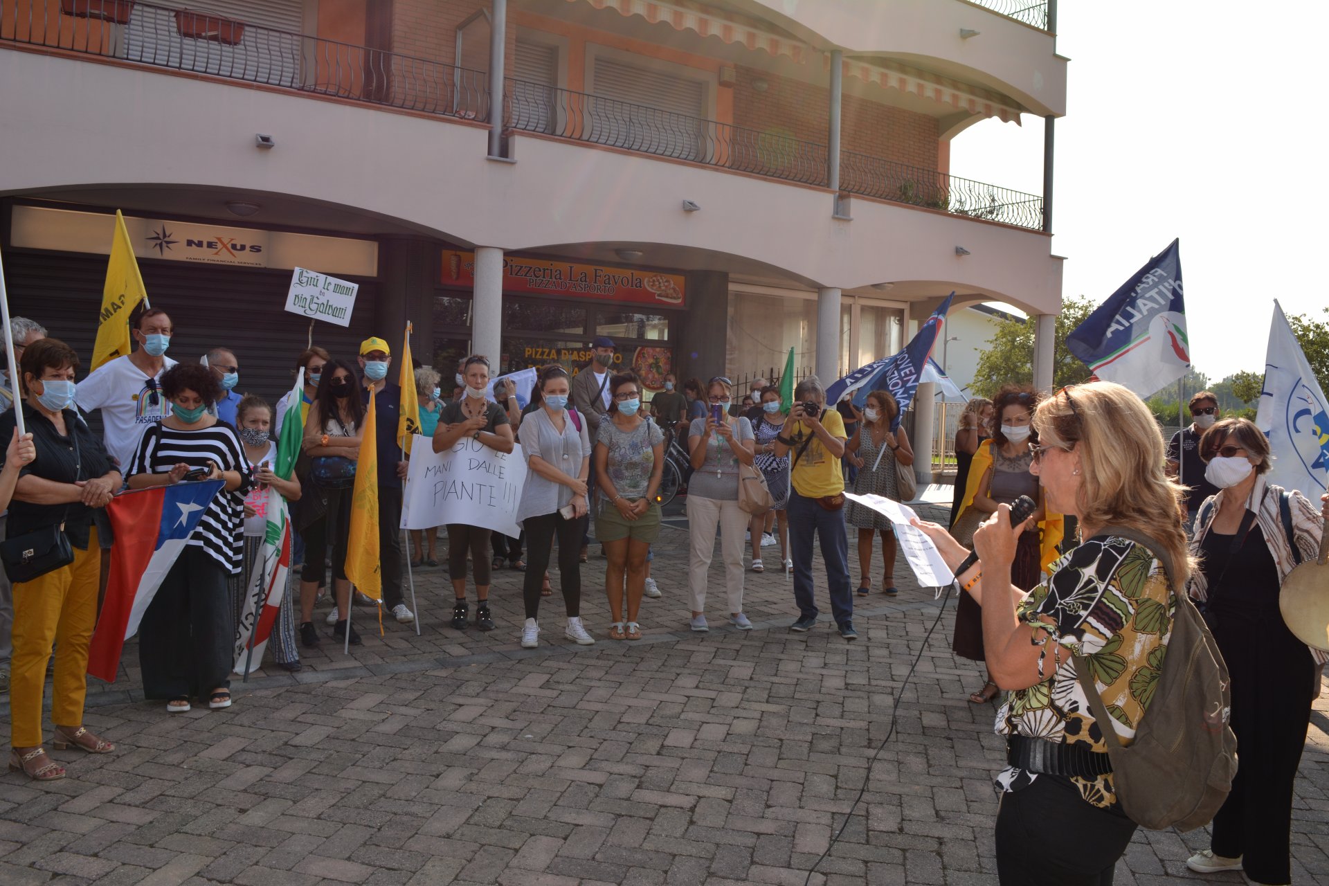 Peschiera Borromeo Manifestazione contro abbattimento dei 240 pioppi di via Galvani