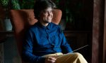 Dirige un'orchestra che suona i brani della musica leggera italiana in chiave sinfonica per i russi