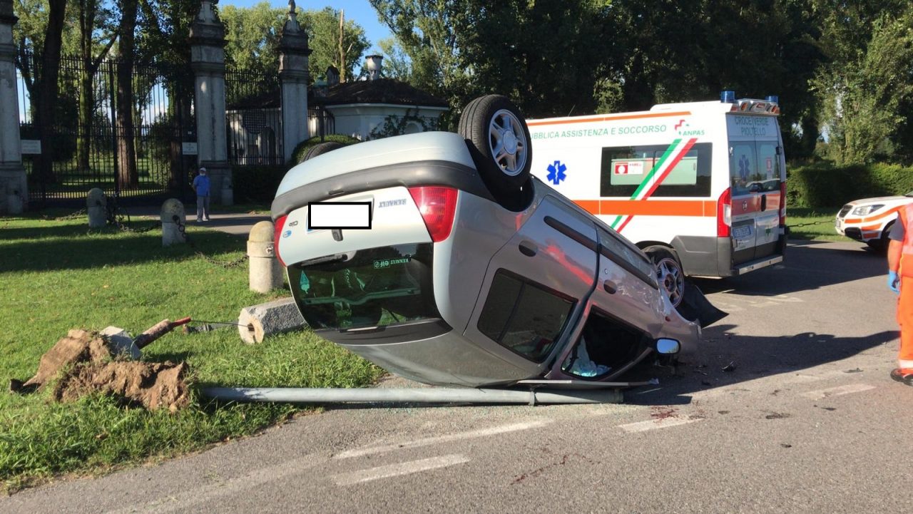 Auto si ribalta sulla Rivoltana e colpisce un ciclista  FOTO