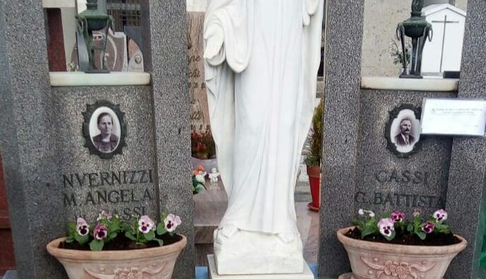 La tomba di un parente diventa la casella della posta: il Comune le recapita lì la corrispondenza