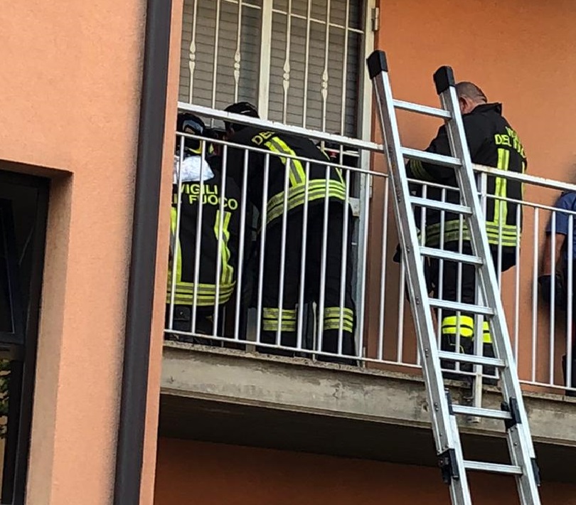 Barricato in casa, “liberato” da pompieri, ambulanza e Carabinieri