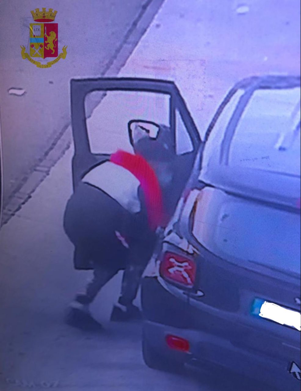 Furti sulle auto al distributore, presi due ladri
