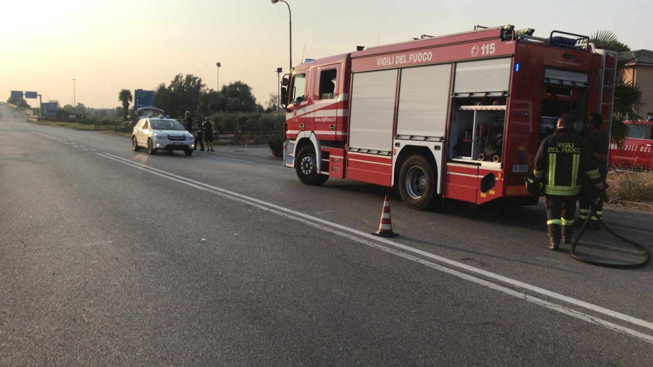 Motociclista cade sulla Paullese, intervengono elisoccorso e pompieri FOTO