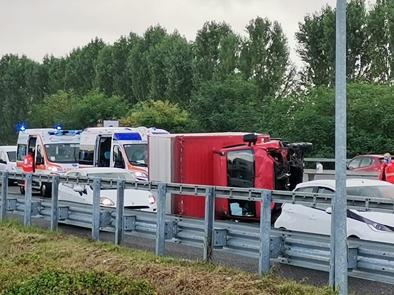 Camion si ribalta sulla Sp103 e colpisce due auto FOTO
