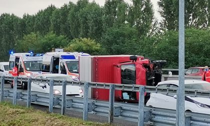 Camion si ribalta sulla Sp103 e colpisce due auto FOTO