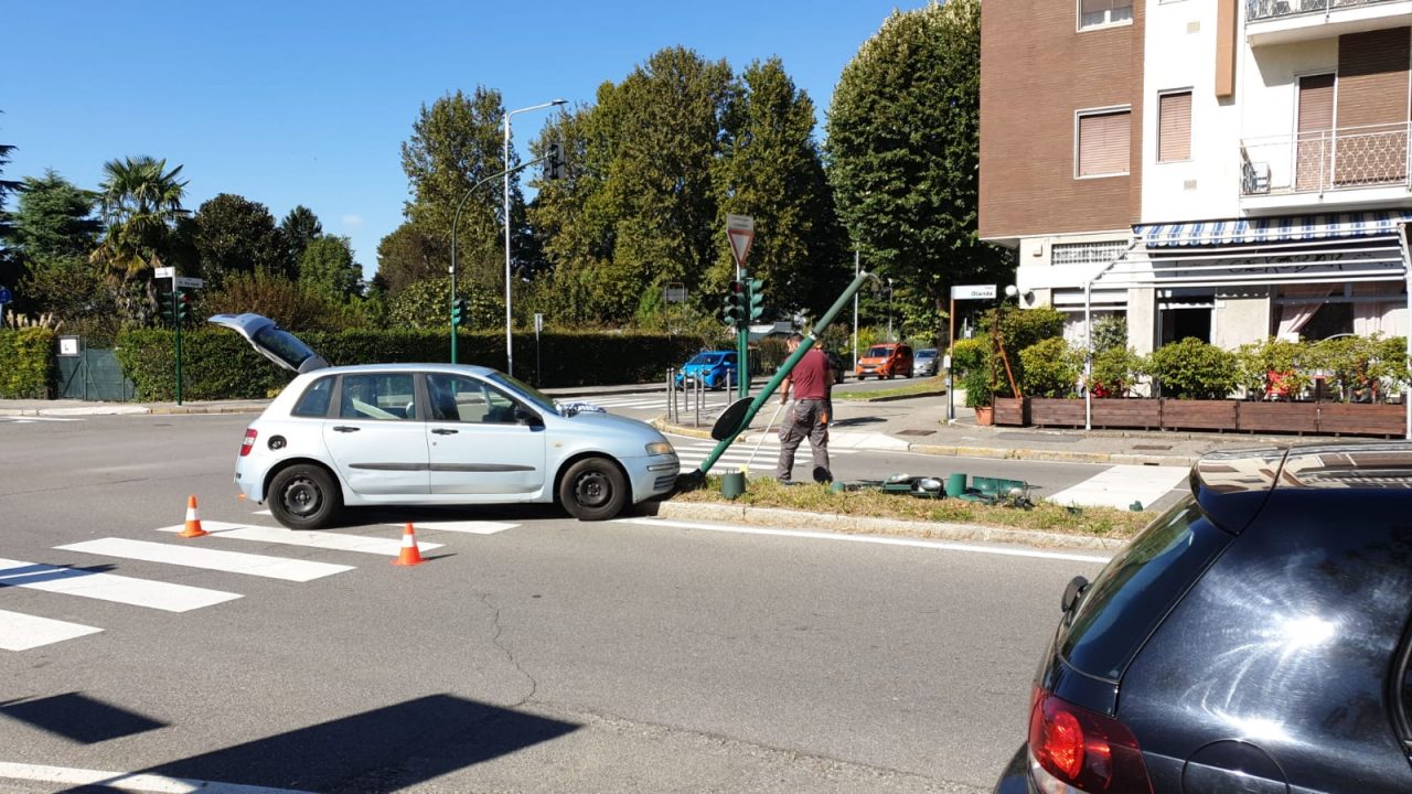 Auto abbatte semaforo a Melzo FOTO