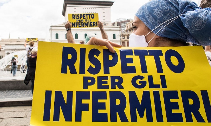 Gli infermieri protestano davanti al Palazzo della Regione