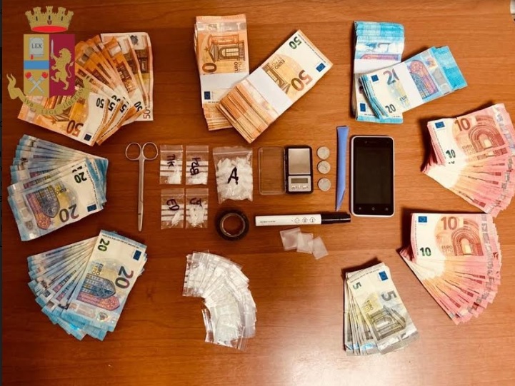 Terminato l’orario di lavoro spaccia shaboo, arrestato a Vimodrone