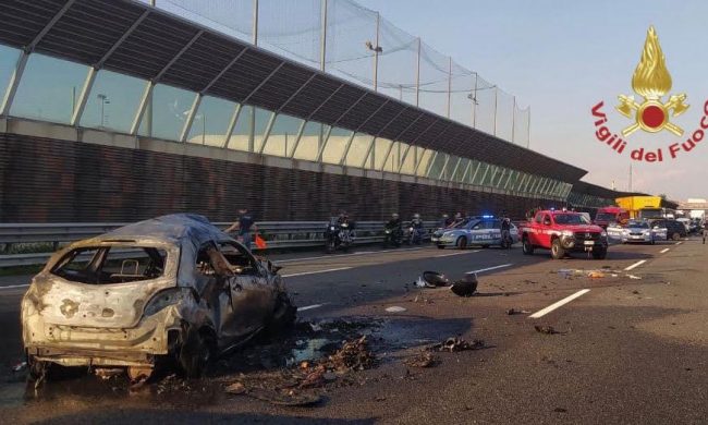 Automobile si ribalta e prende fuoco lungo la A4