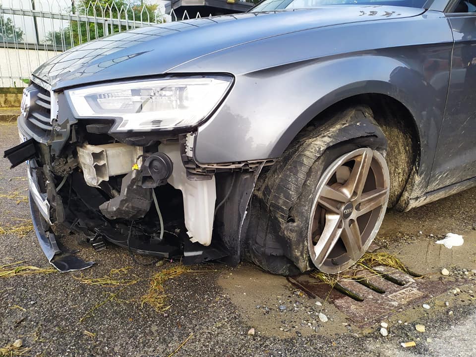 Fuma una canna, si mette al volante, si schianta e poi si addormenta