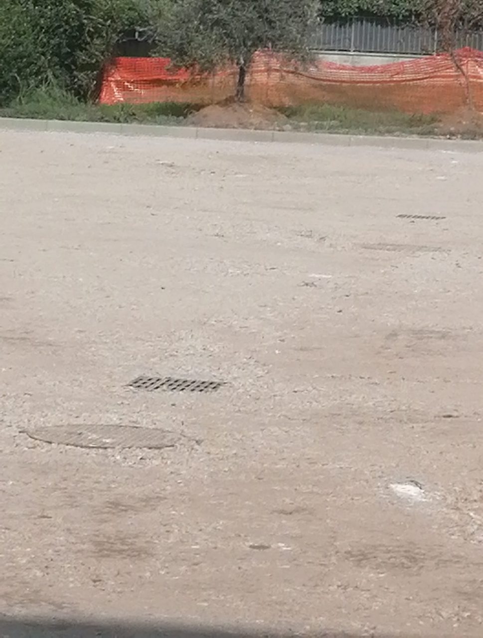 Il parcheggio è “di sabbia”, residenti infuriati