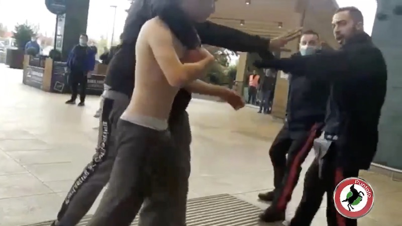 Rissa al Centro di Arese, ragazzi aggrediscono e minacciano i carabinieri: “Vi taglio la gola” VIDEO