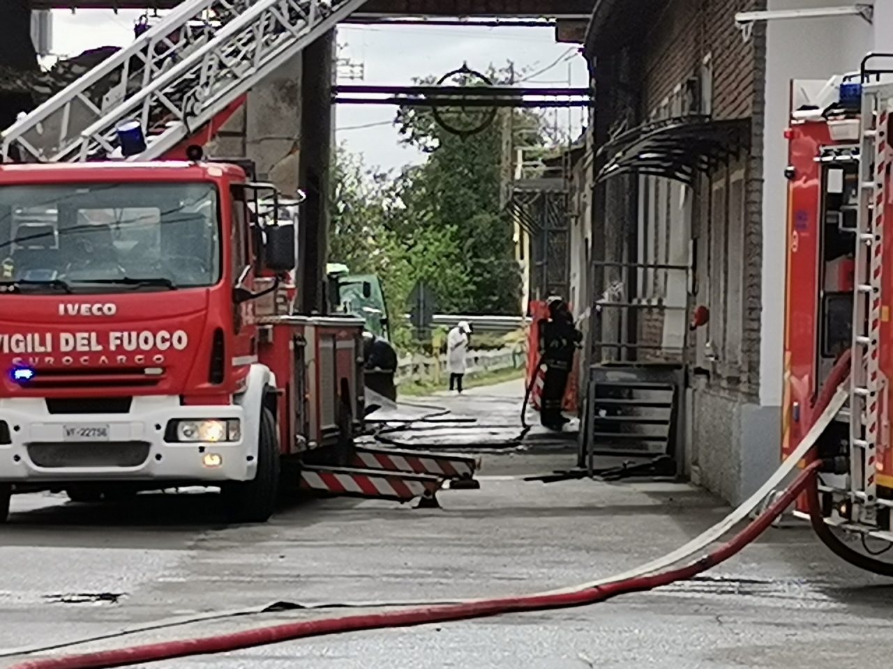 truccazazno incendio cascina corte nuova vigili del fuoco