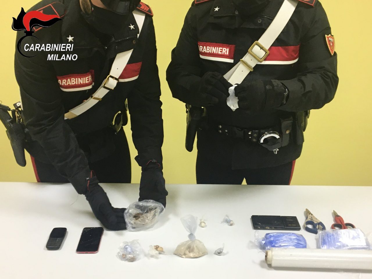 Era stato espulso dall’Italia, ma spacciava nei campi. Arrestato pusher
