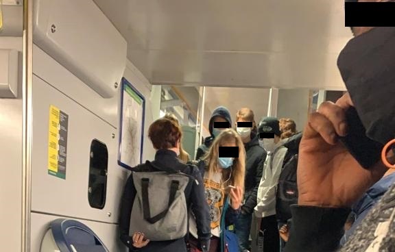 Corse ridotte e treni affollati: raccolta firme contro Trenord