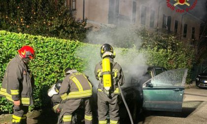 Auto in fiamme, intervengono i pompieri FOTO