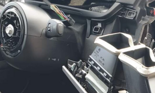 Esce dal cinema e trova l’auto… a metà