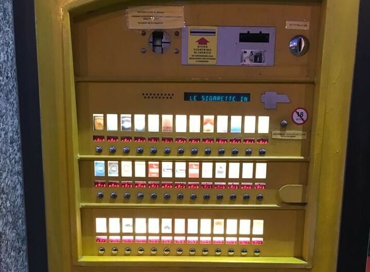 Da self service (fuori uso) di sigarette a distributore automatico di droga: tre arresti