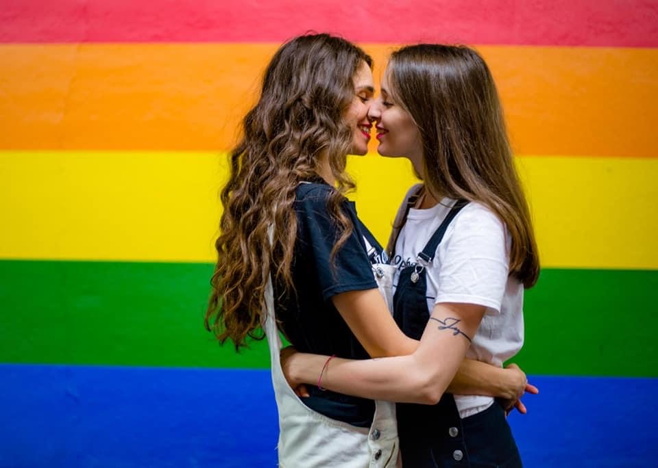 Davanti a tremila persone leggono gli insulti omofobi ricevuti sui social