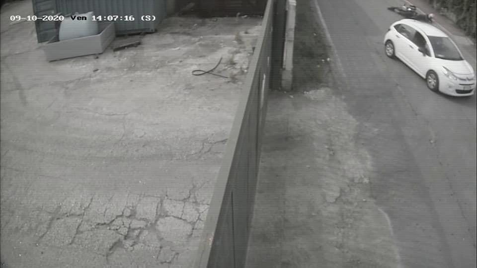 Investe un motociclista e scappa: caccia al pirata della strada