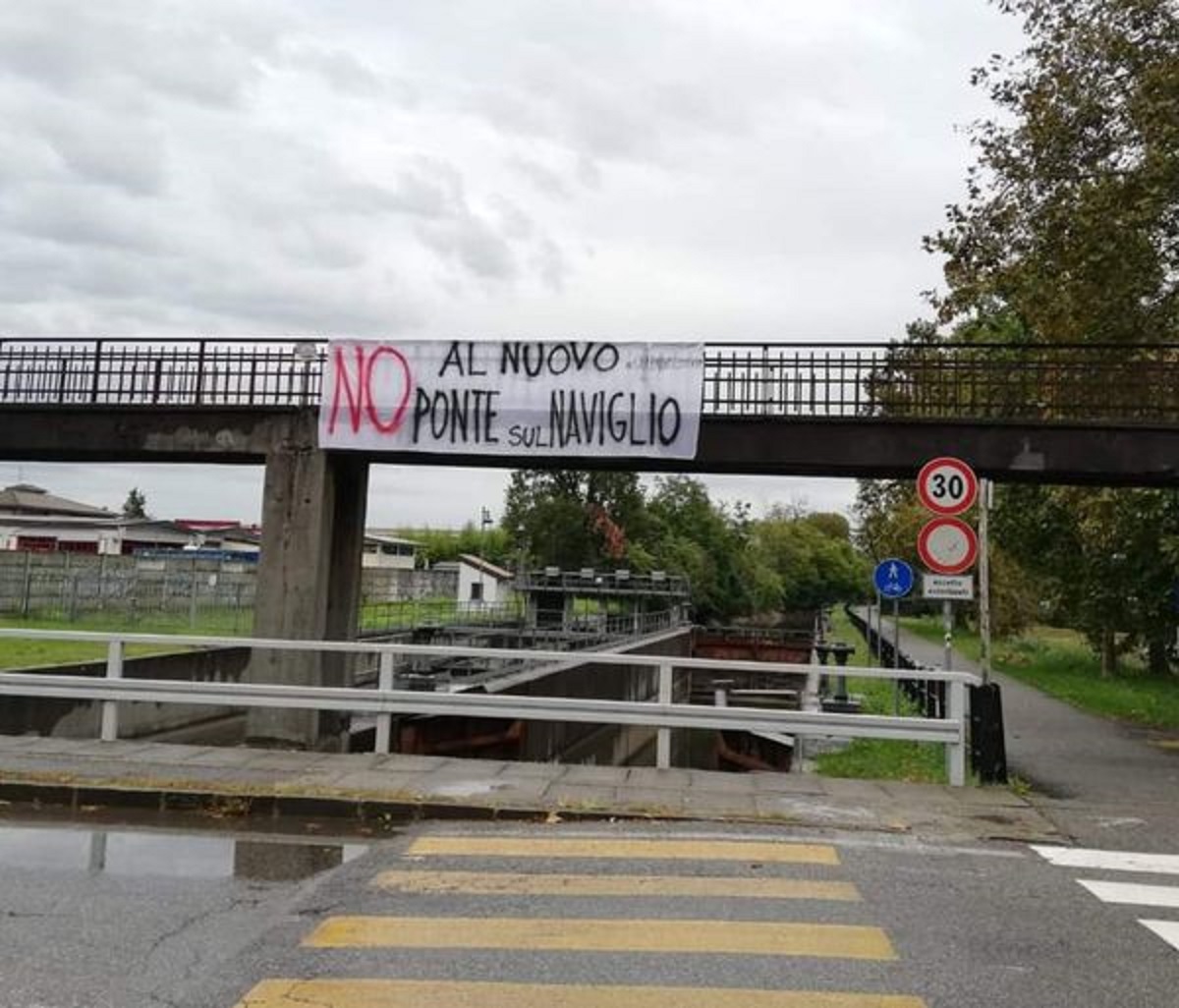 Toglie uno striscione contro il Pgt, consigliere denunciato a Inzago