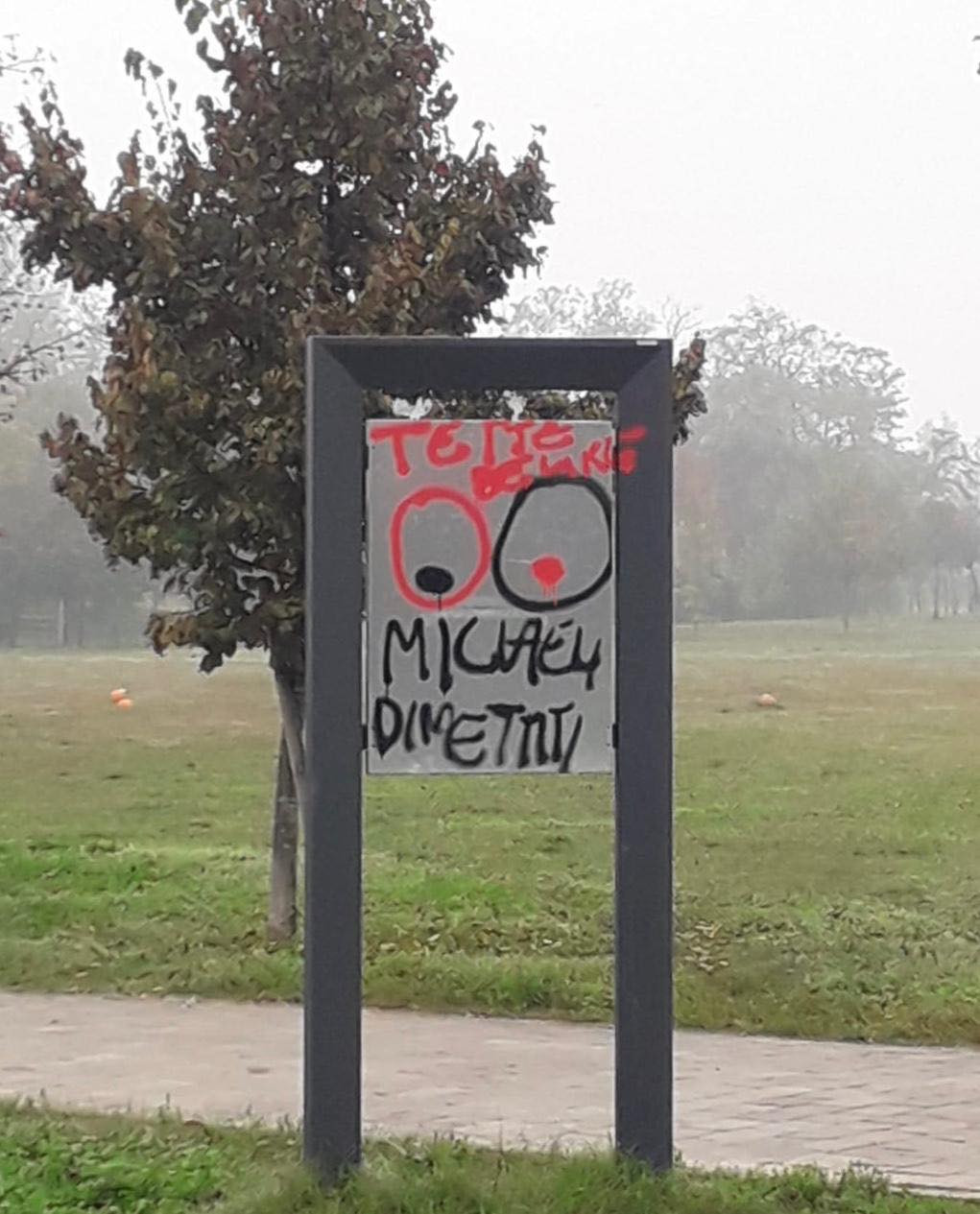 Il sindaco chiede a un gruppo di giovani di mettere la mascherina, loro lo insultano