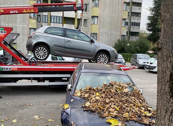 Carcasse di auto rimosse dalle strade di Pioltello. Spunta anche… un proprietario