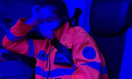 La foto della soccorritrice stremata  in ambulanza diventa virale. "Non si molla mai"