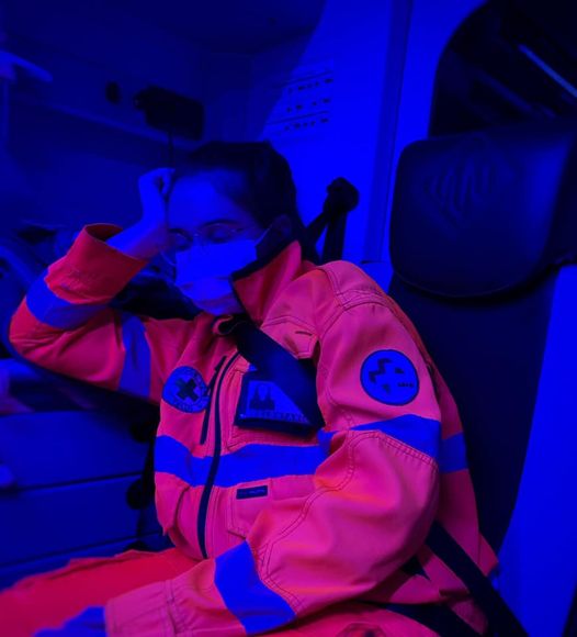 La foto della soccorritrice stremata  in ambulanza diventa virale. “Non si molla mai”