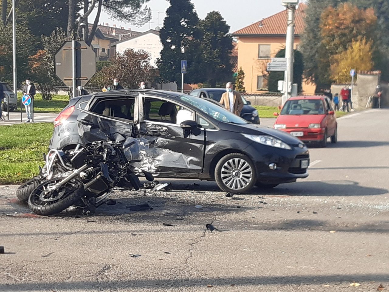 Grave incidente auto-moto, centauro portato in ospedale in elisoccorso FOTO