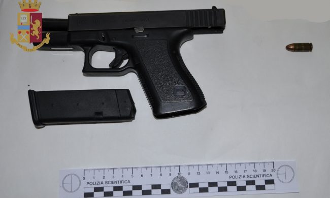 Rapinano una guardia giurata sul treno:   finiscono in carcere