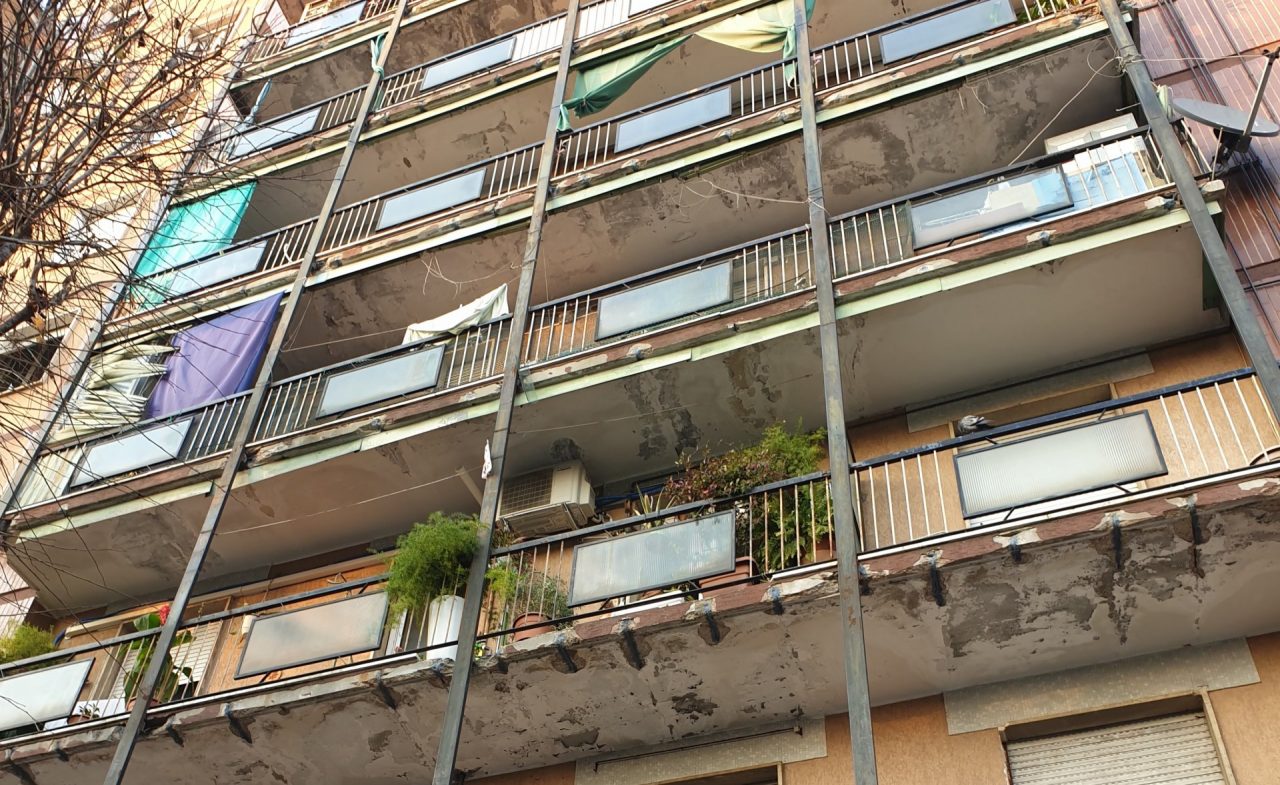 Balconi a rischio crollo: il sindaco vieta di uscire in terrazzo