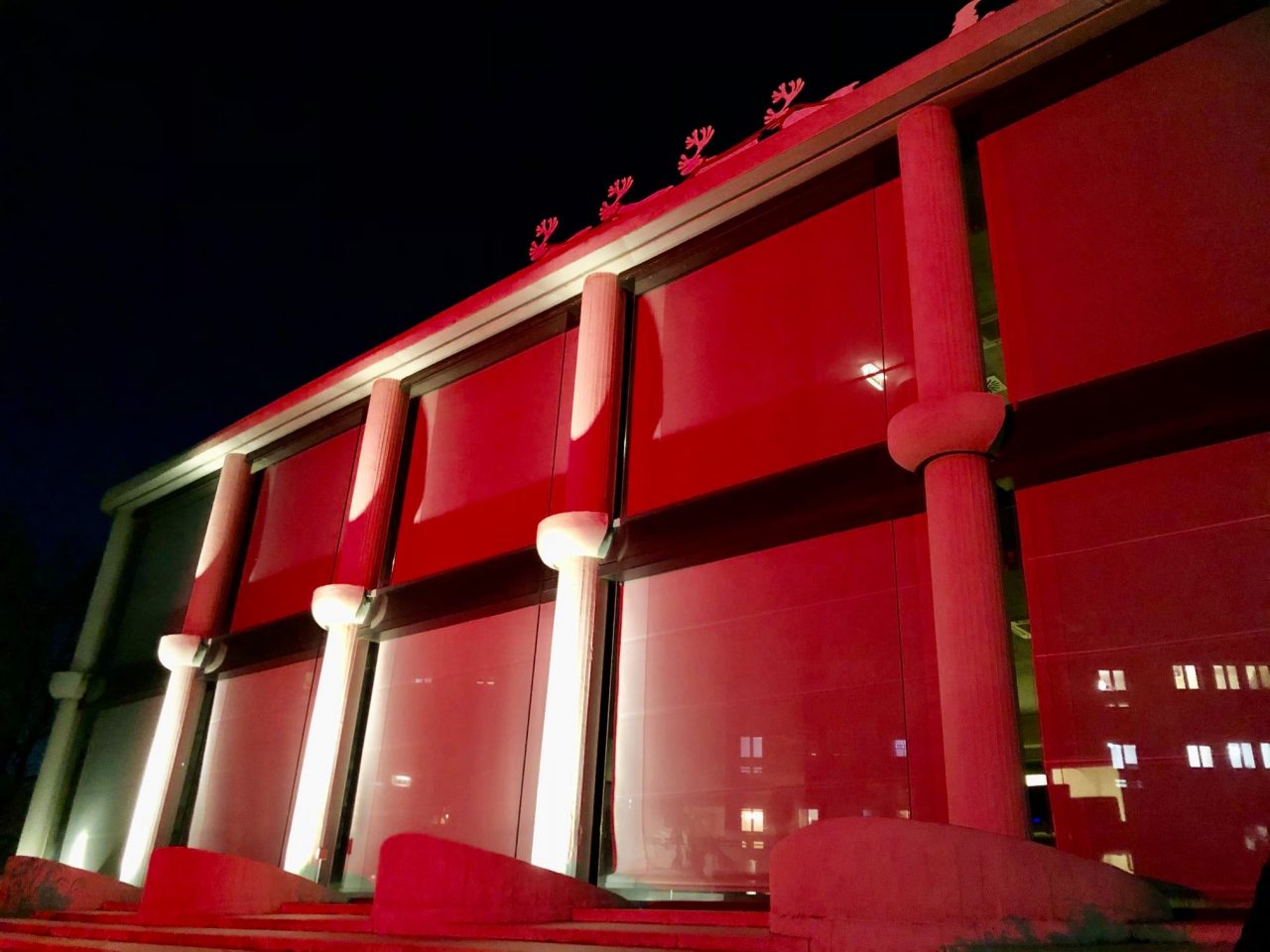 Violenza sulle donne: il centro Verdi di Segrate si illumina di rosso