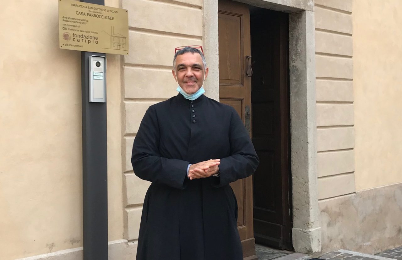 Due preti non bastano: Messe tagliate e orari rivoluzionati