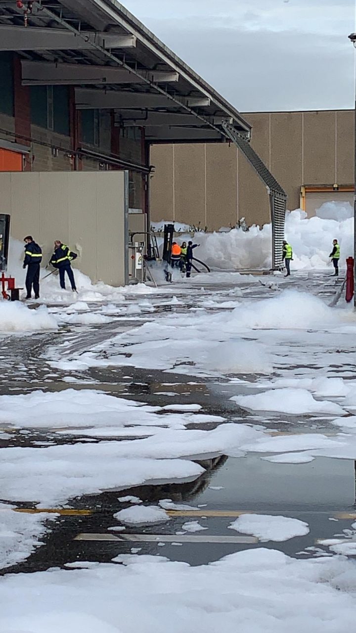 Sistema anticendio in tilt, la schiuma invade l’azienda