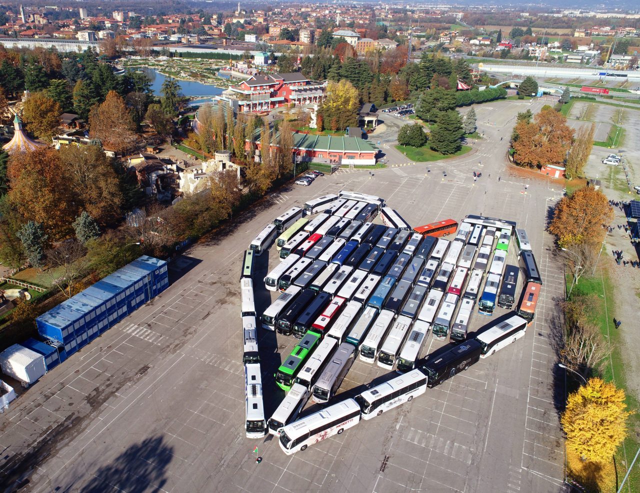 Un cuore di pullman (fermi) a Leolandia: 86 mezzi da tutta la Lombardia VIDEO