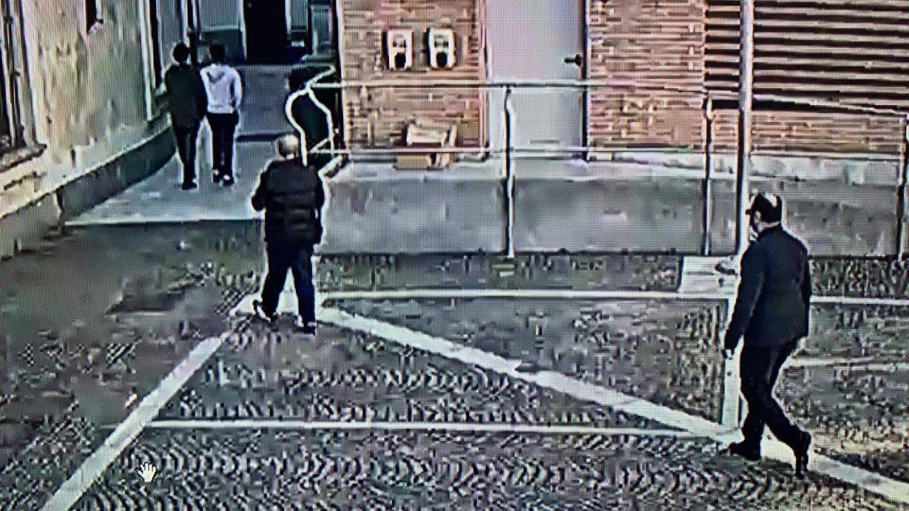 Sessantenne pedinava, fotografava e adescava minori. Fermato grazie a un 12enne